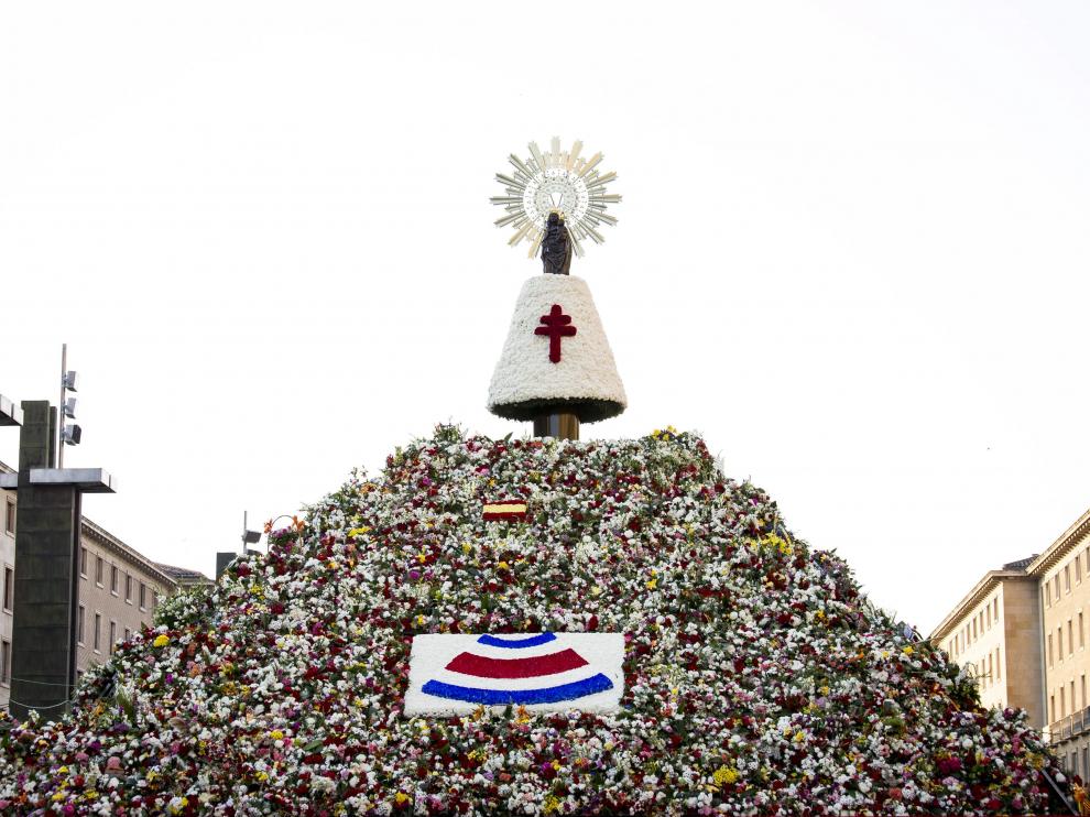 La Virgen del Pilar con el manto de flores de color blanco el día de la Ofrenda de 2017