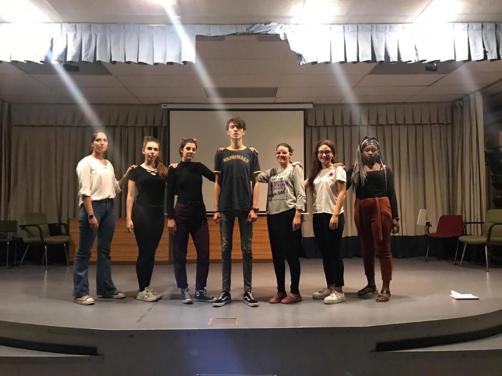 Miembros del grupo de teatro joven Locura Permanente.
