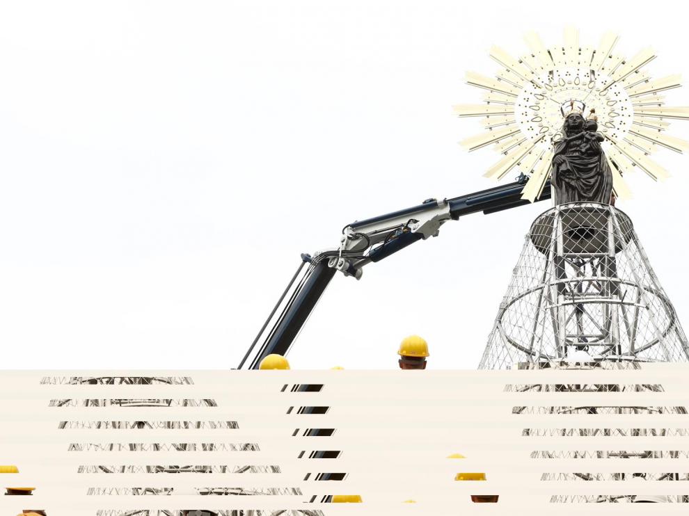La imagen de la Virgen del Pilar ya corona la estructura de la plaza, a la espera de que este sábado tenga lugar la tradicional y multitudinaria Ofrenda de Flores.