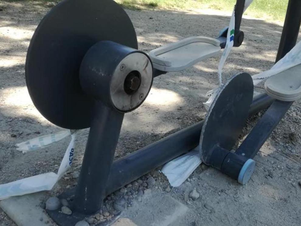 Aparato de gimnasia en el parque Torre Ramona