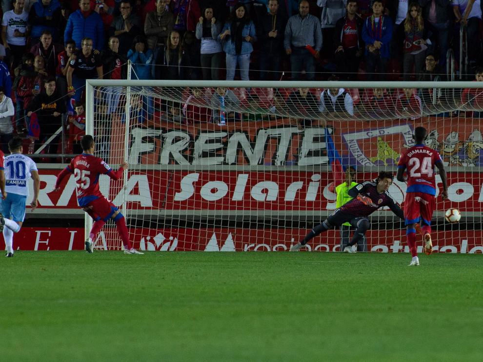 Borja Viguera anota de penalti frente a Cristian el definitivo 1-0 del año pasado en Soria.