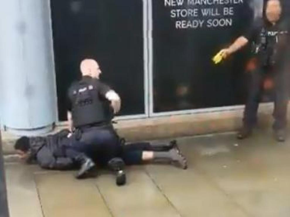 La policía de Mánchester detiene a un hombre tras el ataque.