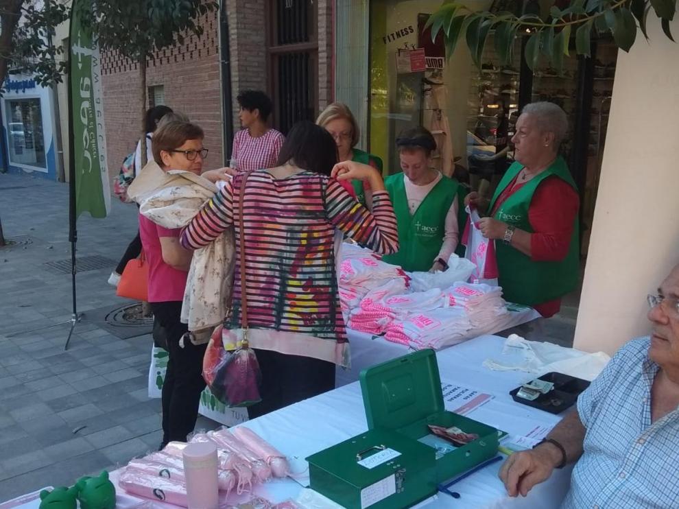 Mesa de inscripciones para participar en el encuentro contra el cáncer organizado en Calatayud.