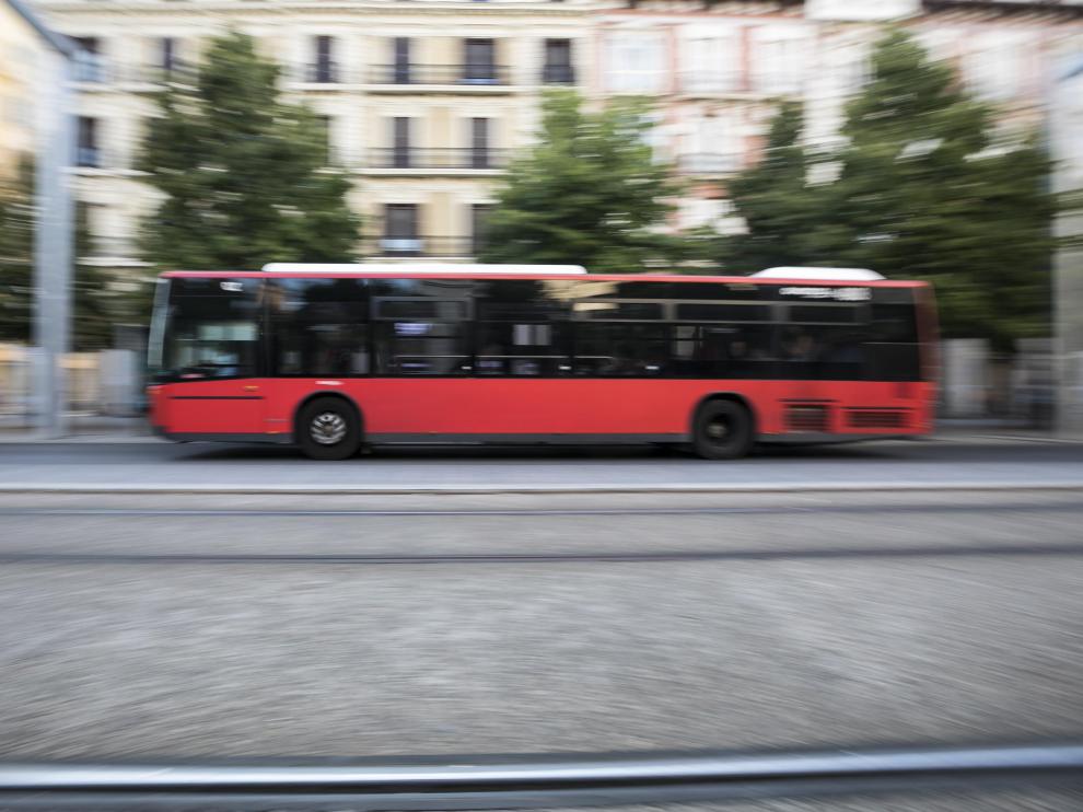 Un autobús urbano circula por el paseo de la Independencia.