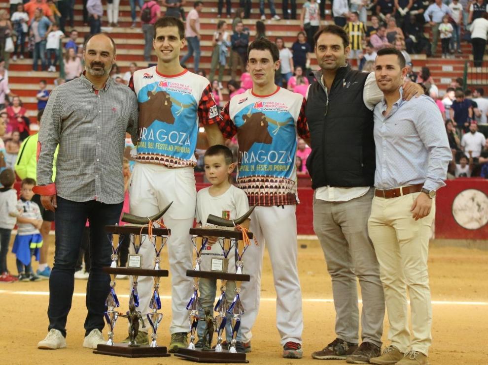 La pareja ganadora con los organizadores José María Vivas (Tororecorte), Carlos Zúñiga (Circuitos Taurinos) y Roberto Manresa (Nodasa).