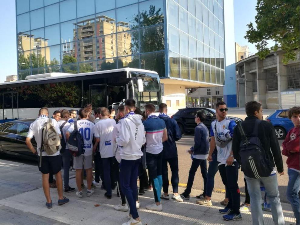 Uno de los grupos de seguidores zaragocistas, en La Romareda, lugar de salida de los autobuses hacia Soria para asistir este domingo al Numancia-Real Zaragoza.