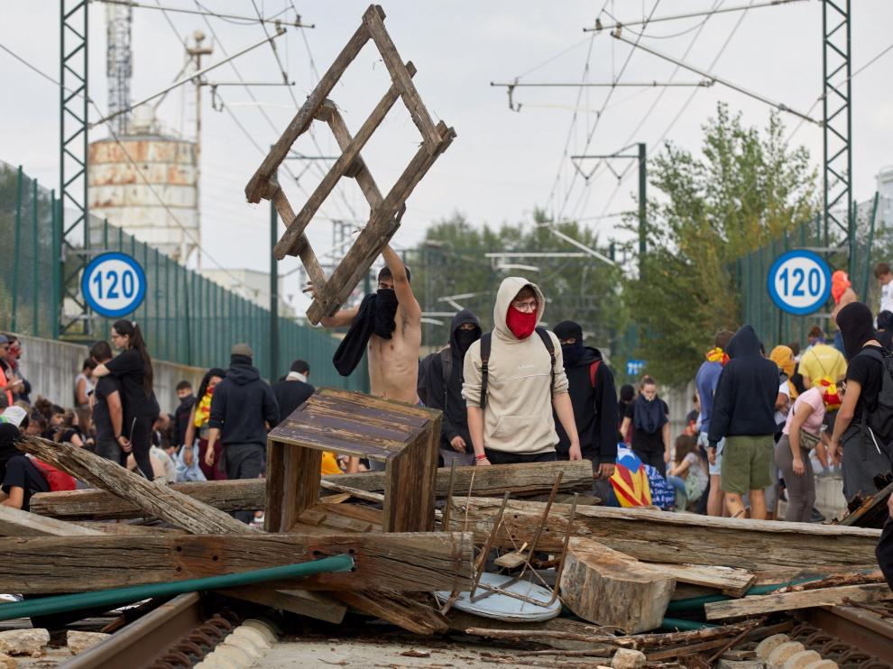 Barricada en la vía del AVE en Gerona
