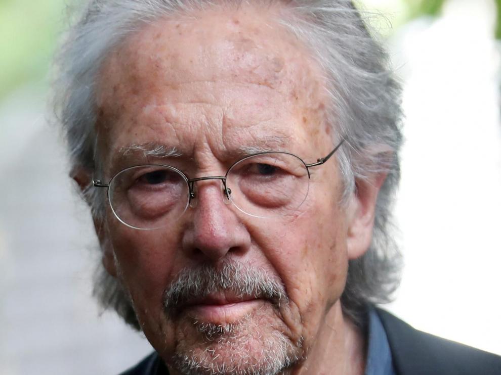 FILE PHOTO: Austrian author Peter Handke is pictured at his house, following the announcement he won the 2019 Nobel Prize for Literature, in Chaville, near Paris, France October 10, 2019. REUTERS/Christian Hartmann/File Photo [[[REUTERS VOCENTO]]] NOBEL-PRIZE/LITERATURE-BALKANS