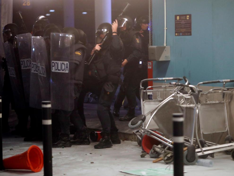 Antidisturbios en el Aeropuerto de El Prat.