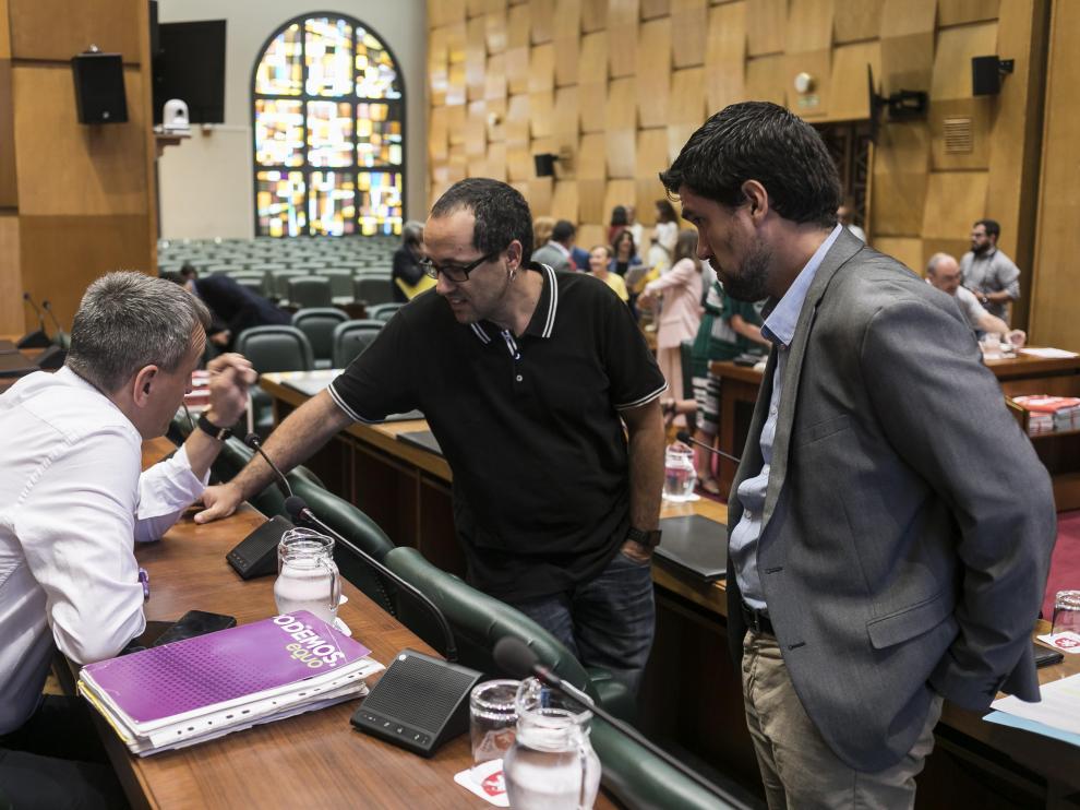 Fernando Rivarés, Alberto Cubero y Horacio Royo, en la comisión de Hacienda del Ayuntamiento de Zaragoza.