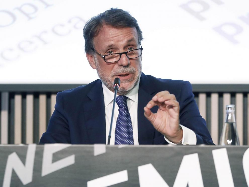 El presidente de la editorial Planeta, José Crehueras, y las escritoras Rosa Regás y Carmen Posadas.