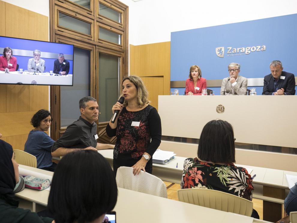 Marta Moreno, del María Moliner, este martes junto a otros padres y a los portavoces de PSOE, ZEC y Podemos.