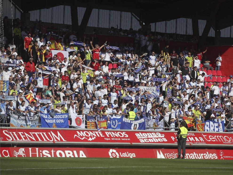 Una parte de los 2.000 seguidores zaragocistas que se dieron cita el pasado domingo en el estadio Los Pajaritos de Soria para animar al Real Zaragoza ante el Numancia.