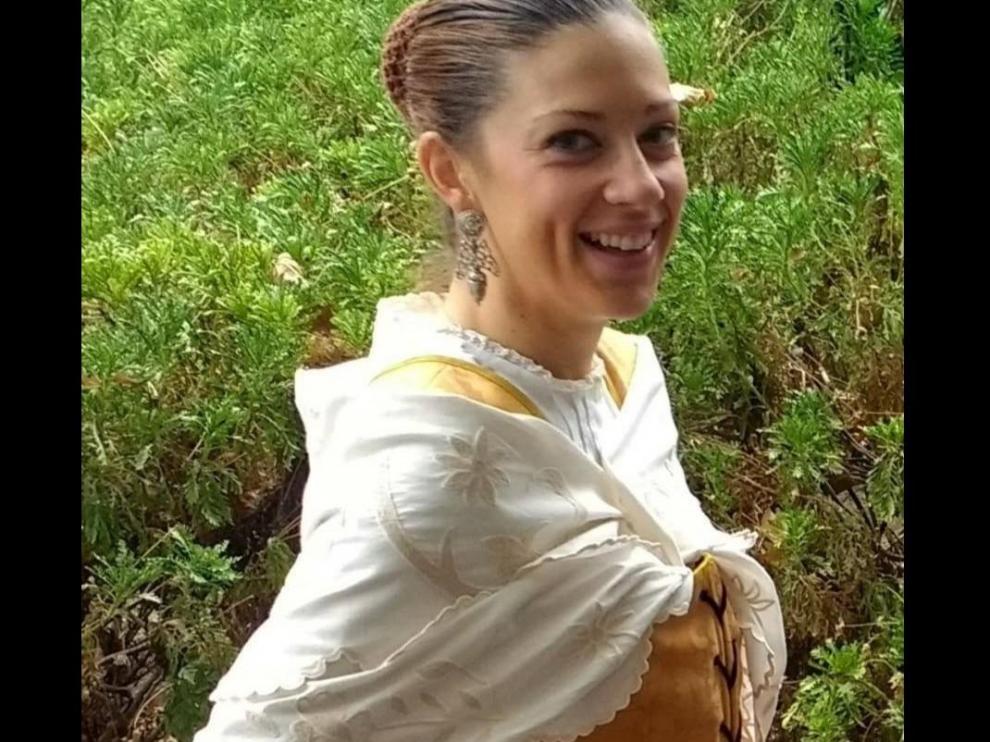 Soledad Martínez, con el manto que extravió en Zaragoza el día del Pilar