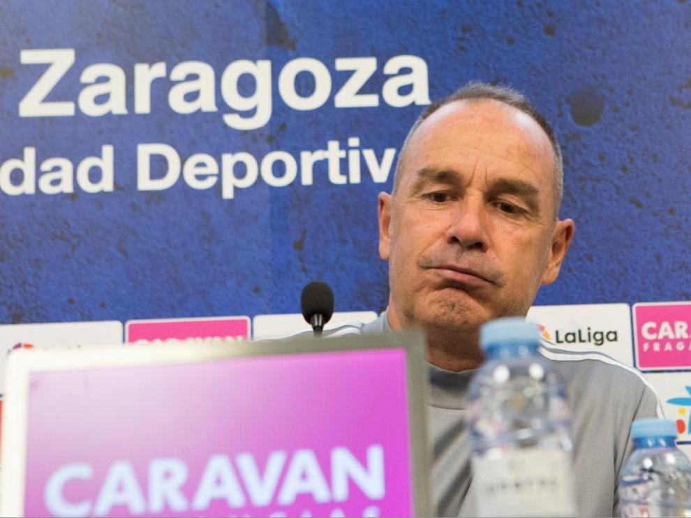 Víctor Fernández, en un gesto sugerente en la rueda de prensa de este martes, previa al viaje a Fuenlabrada.