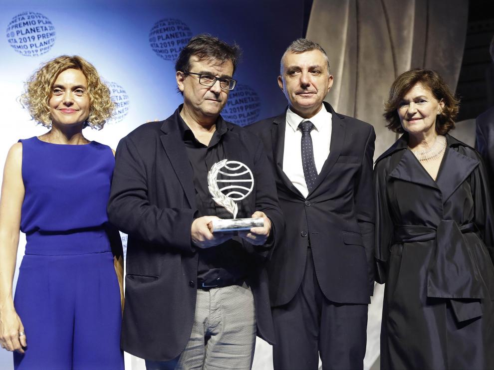 Los ganadores del Planeta, Javier Cercas y Manuel Vilas, posan junto a las autoridades