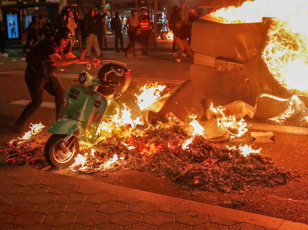 Los manifestantes han quemado mobiliario urbano y también vehículos particulares se han visto afectados por el fuego.