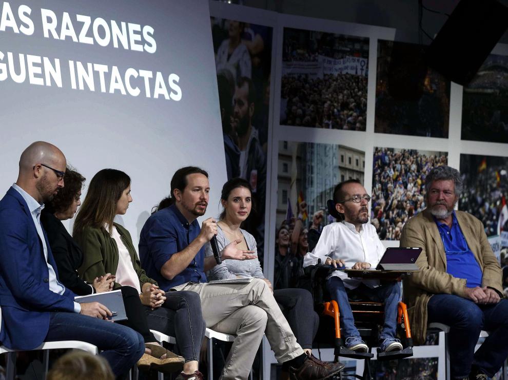Iglesias y Echenique, junto a otros dirigentes de Podemos, en un acto preelectoral.