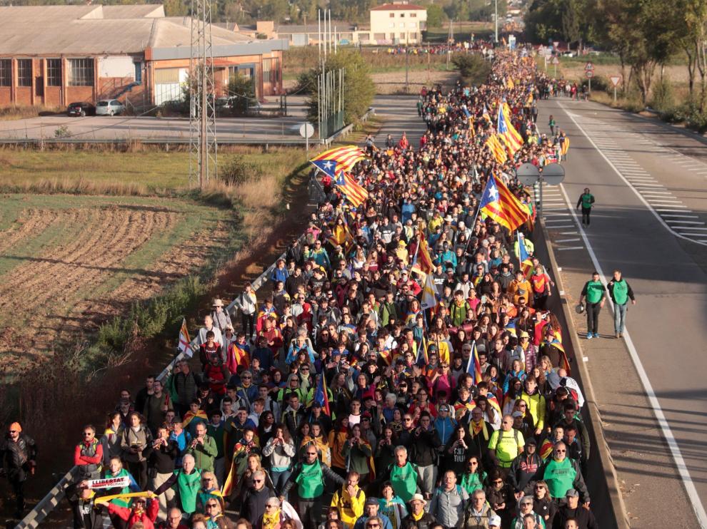 Simpatizantes independentistas inician en Vic una de las 'Marchas por la libertad'.
