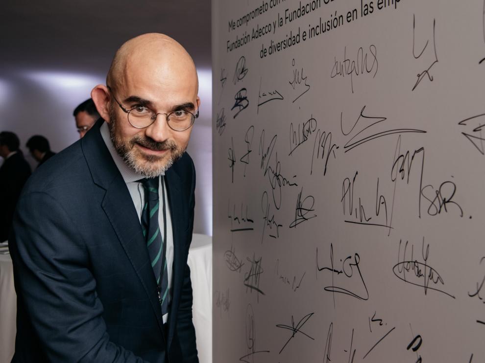 Carlos Nuñez, director general de HENNEO, firma la adhesión a este programa.