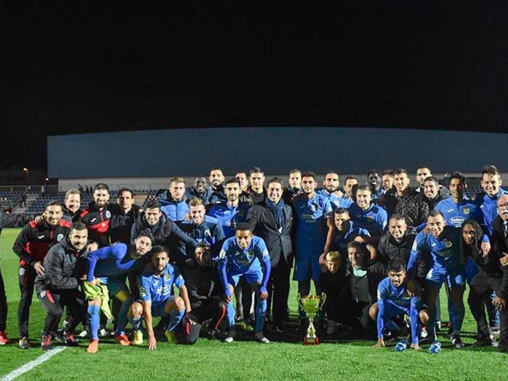 Los jugadores del Fuenlabrada, con el trofeo de campeón de sus fiestas patronales.