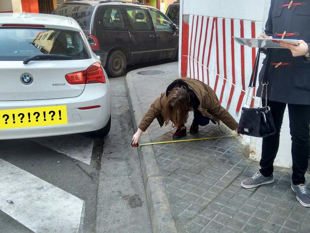 Voluntarios midiendo aceras durante una 'mapping party'.