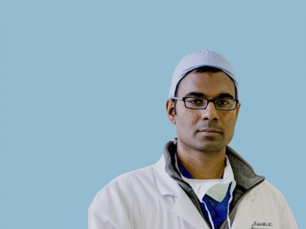 “Como médico, estás siempre preocupado por la cantidad de pacientes que debes atender. Ahora, como paciente, cada vez que voy a la consulta de mi médico sé que hay un pequeño cronómetro en su cabeza”. El testimonio de Paul Kalanithi, neurocirujano diagnosticado de cáncer de pulmón metastásico, dio la vuelta al mundo con su libro Recuerda que vas a morir. Vive.