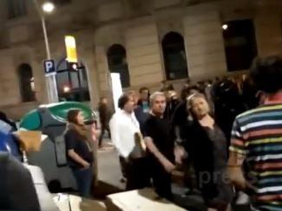 Dos vecinos de Barcelona se enfrentan a los manifestantes para proteger un contenedor