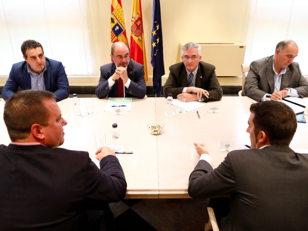 Javier Lambán y Joaquín Olona durante la reunión con representantes de las organizaciones agrarias.