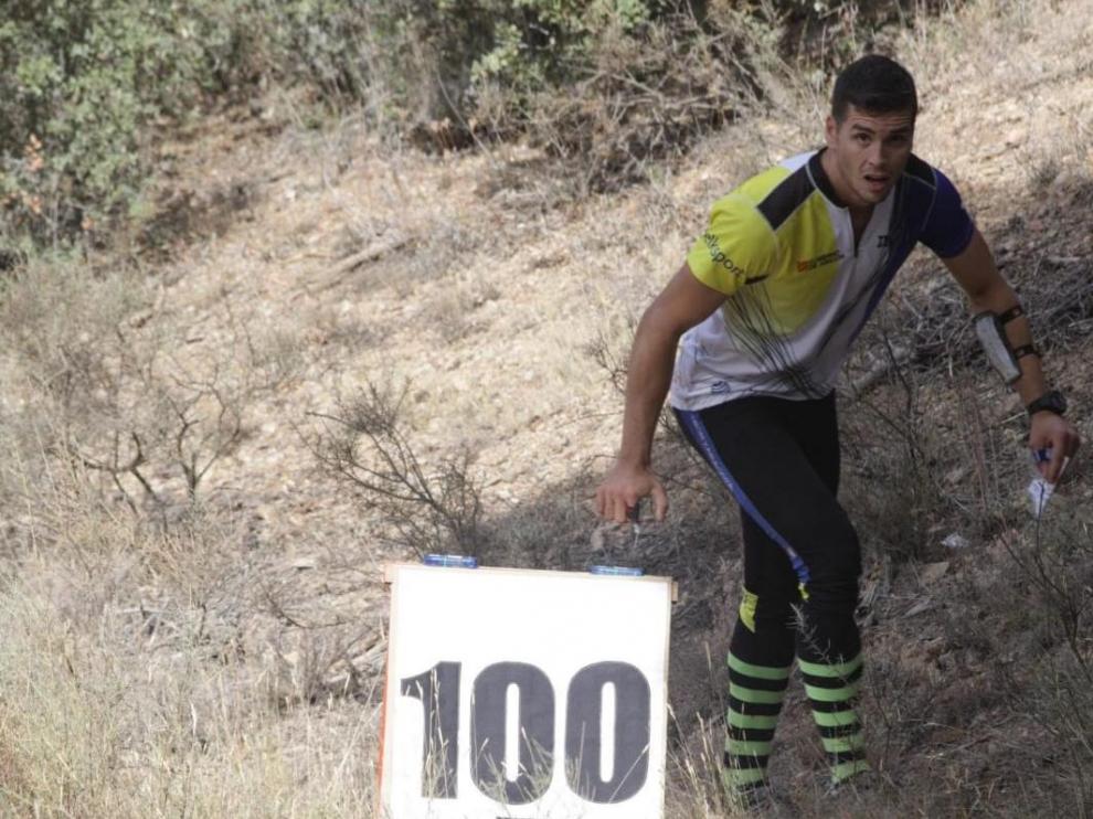 Un deportista del Club Ibón en una prueba de orientación