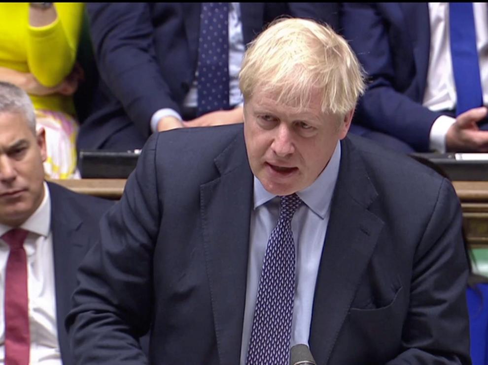 El primer ministro británico, Boris Johnson, interviene en la Cámara de los Comunes para debatir el acuerdo del 'brexit'.