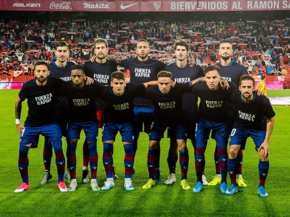 Los jugadores del Levante apoyan a Dwamena con una camiseta.