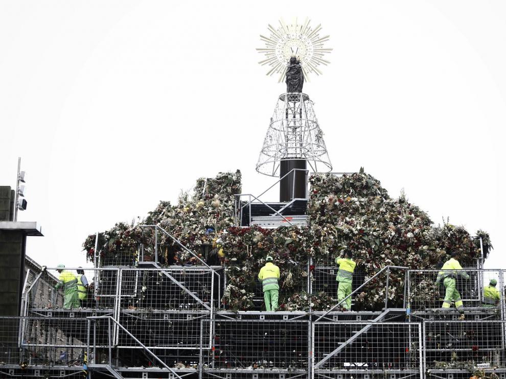 Comienzan a retirar las flores de la Ofrenda en la plaza del Pilar de Zaragoza