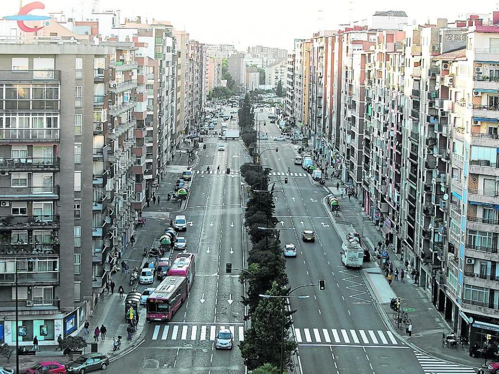 Vista de la avenida de Navarra, en el barrio de Las Delicias, este lunes por la tarde.