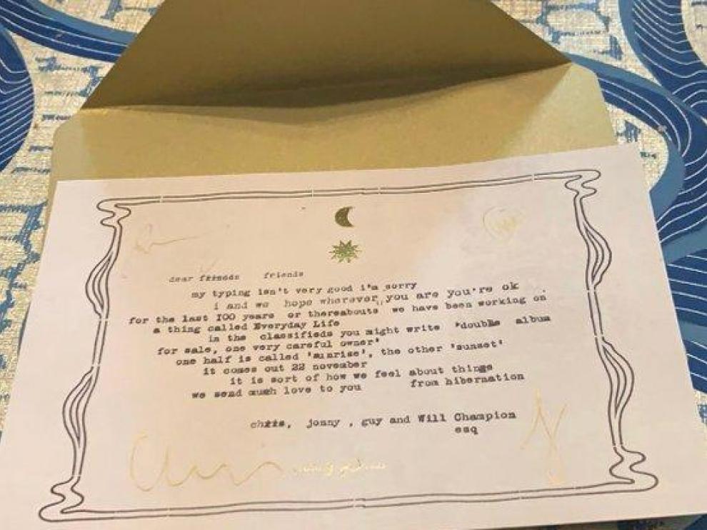 Carta remitida por correo postal en la que Coldplay anuncia que sacará un nuevo álbum doble el próximo 22 de noviembre