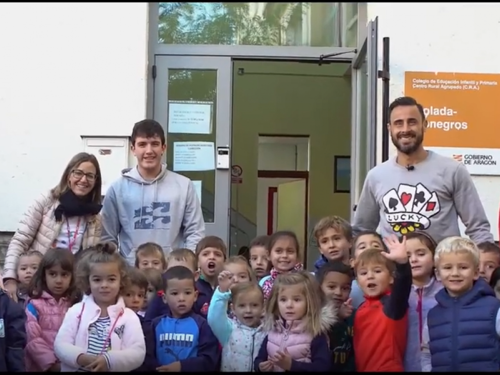 Pedro López, junto a los niños del CRA Violada-Monegros.