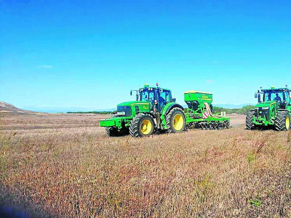 Labores de siembra el pasado año en una explotación de cereal de invierno en Huesca.