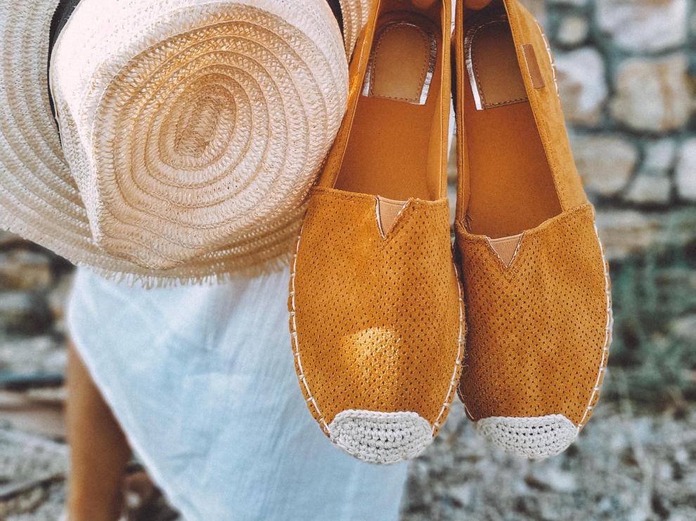 Alpargatas o chanclas son muy prácticos para bailar durante toda la fiesta.