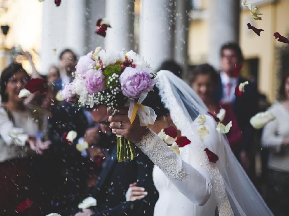 Novios al salir de la iglesia el día de su boda