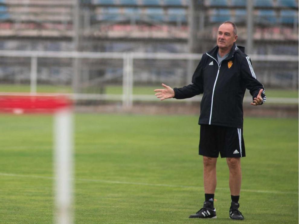 Víctor Fernández pide más intensidad en un entrenamiento reciente en la Ciudad Deportiva.