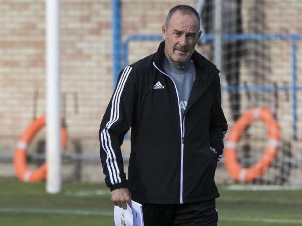 Víctor Fernández, carpeta en mano, la semana pasada en un entrenamiento en la Ciudad Deportiva.