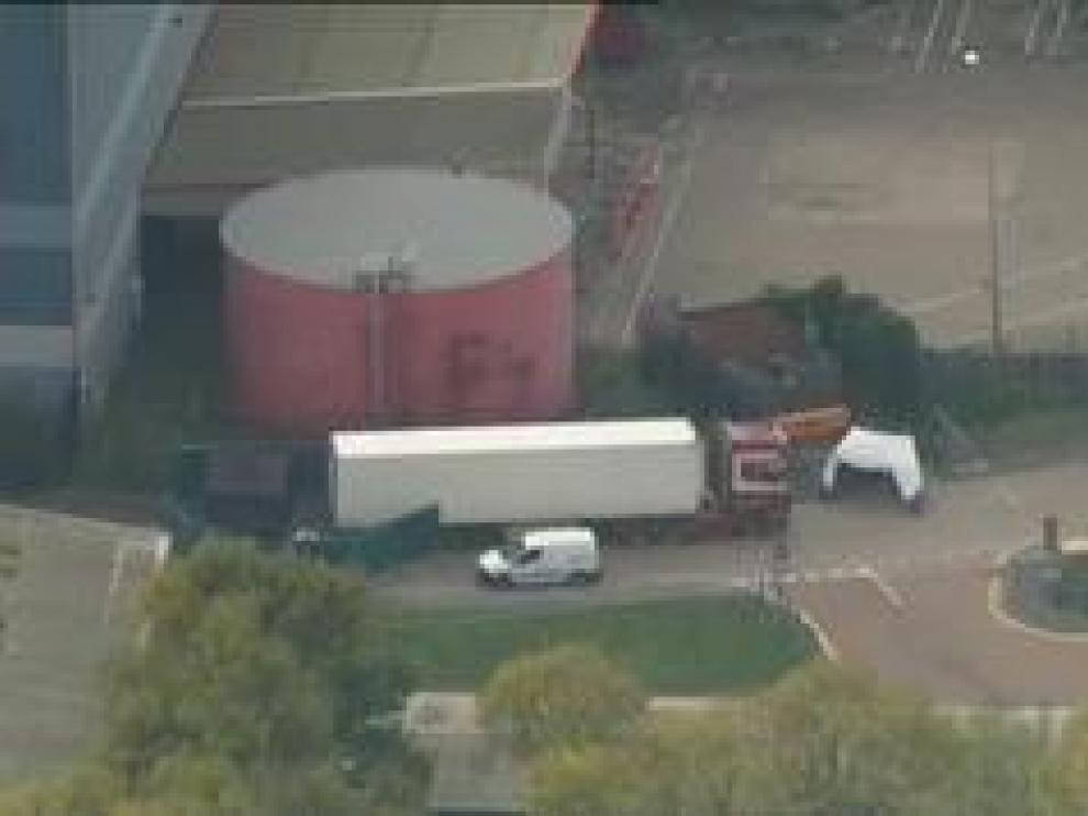 Agentes de la policía descubrían esta madrugada en una zona industrial del condado de Essex, al este de Inglaterra, el camión con los cuerpos. Se trataría de 38 adultos y un adolescente. Se cree que el camión había salido de Bulgaria hace unos días y se dirigía a Gales.