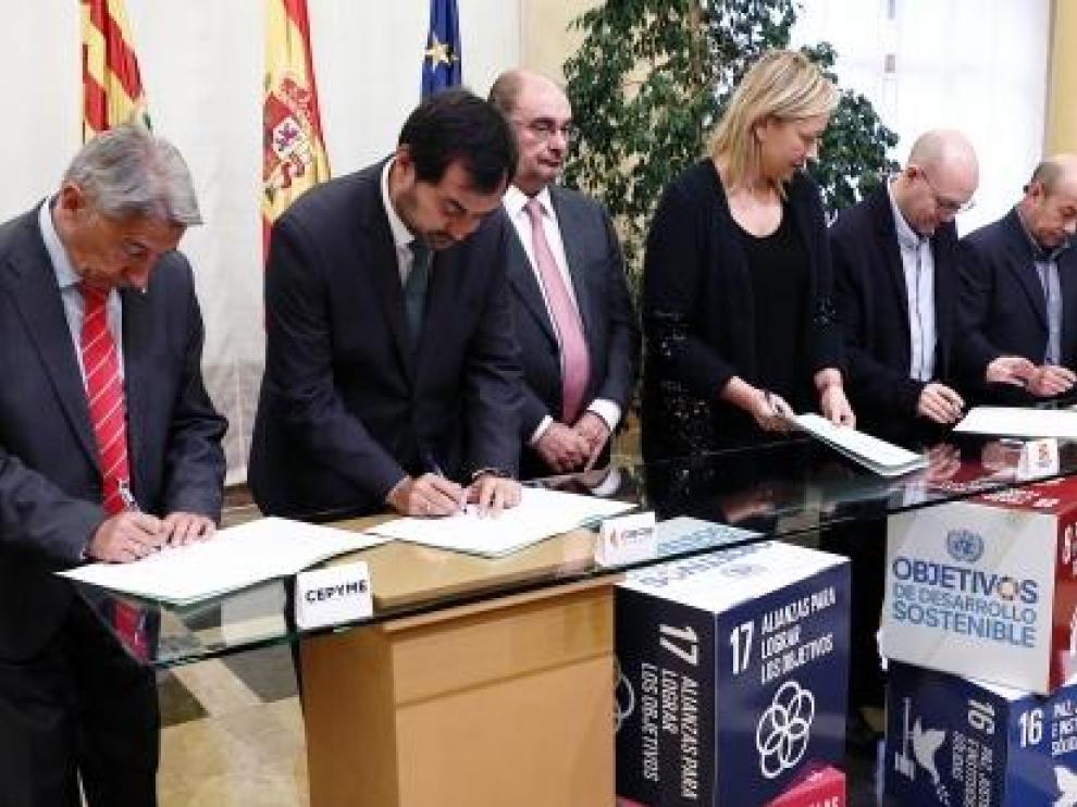 Imagen del momento de la firma del nuevo acuerdo sobre diálogo social.