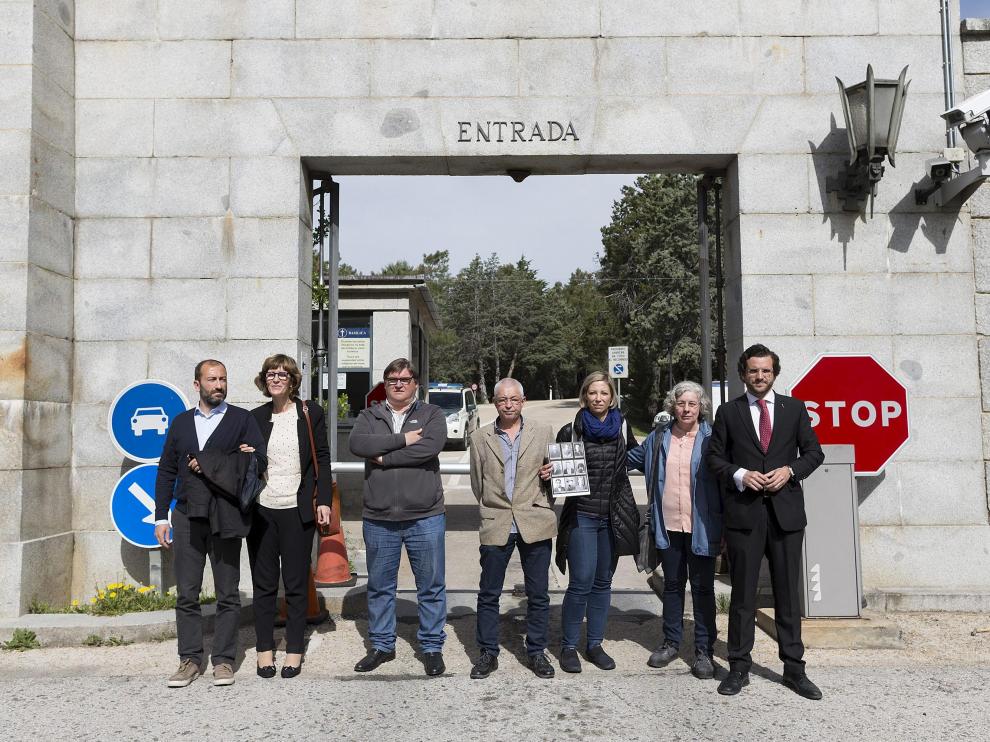 Miguel Ángel Capapé, tercero por la izquierda, con miembros de ARICO, en el valle de los Caídos.