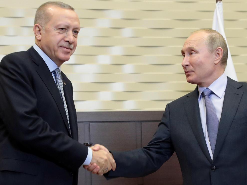 Putin y Erdogan se saludan al inicio de su reunión en Sochi.
