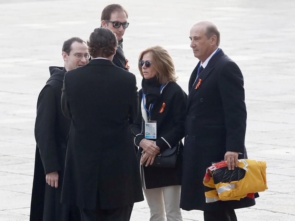 Francis Franco lleva una bandera preconstitucional.