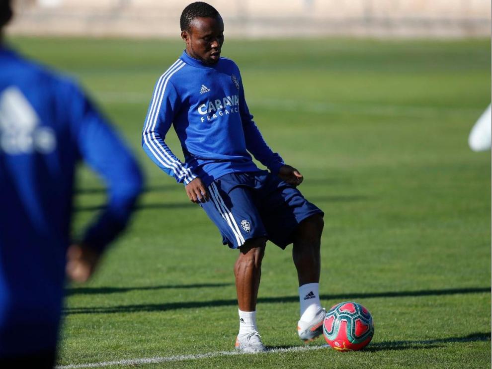 James Igbekeme, con nueva imagen, durante el entrenamiento de este viernes.