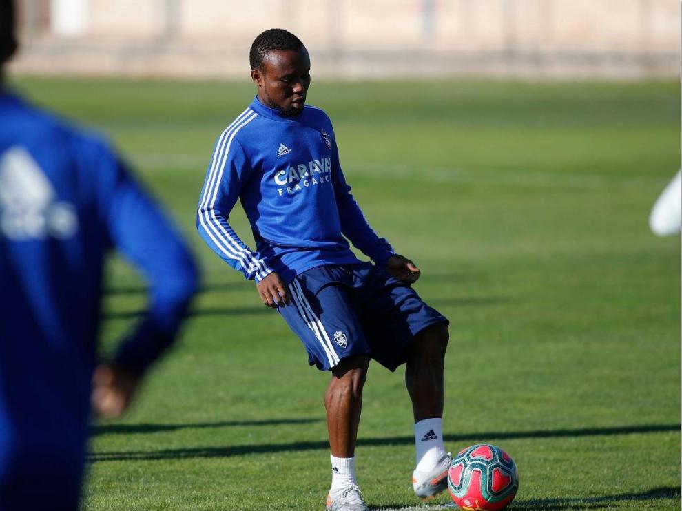 James Igbekeme, con nueva imagen, durante el entrenamiento de este viernes.