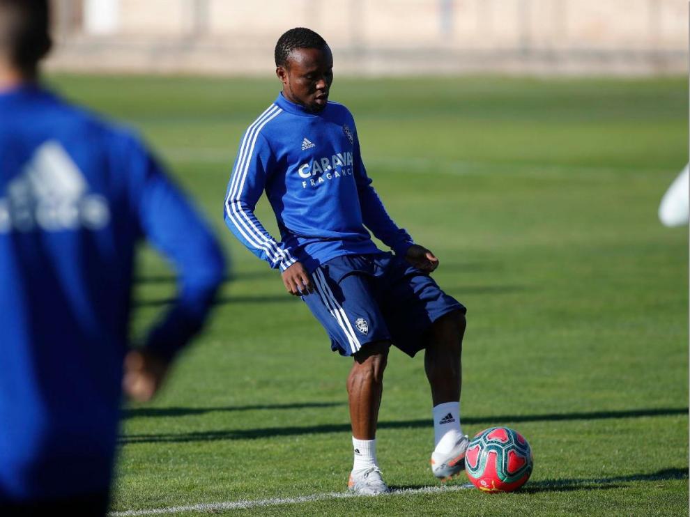 James Igbekeme, con nueva imagen, durante el entrenamiento de este viernes.