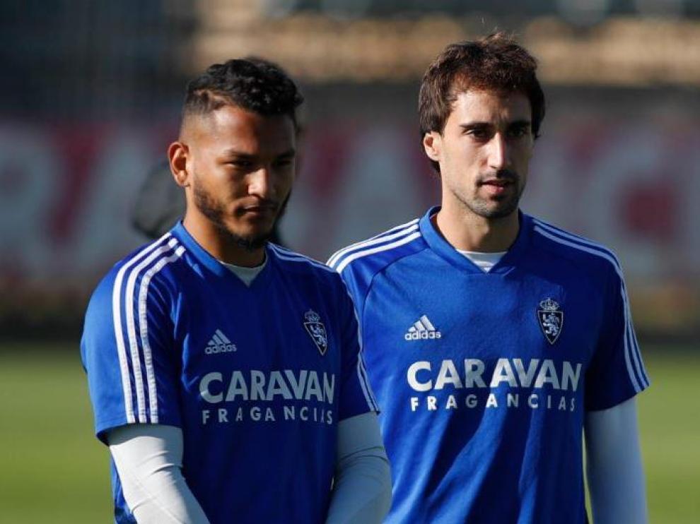 Luis Suárez y Eguaras, este viernes en un lance del entrenamiento del Real Zaragoza.